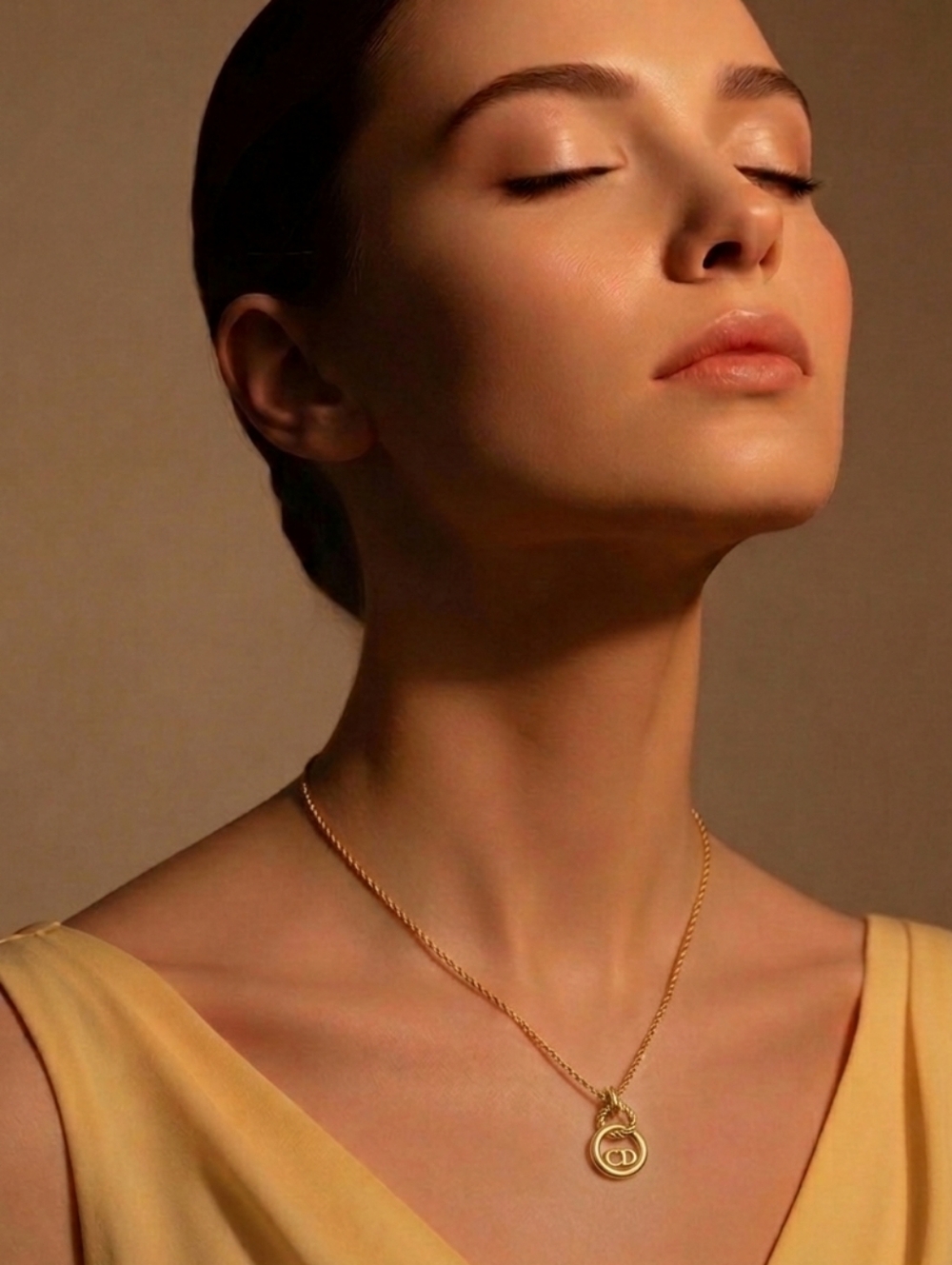 SOLD Christian Dior Vintage 80s Gold CD Logo Interlocking Circle Necklace ✨ - Picture 2 of 9